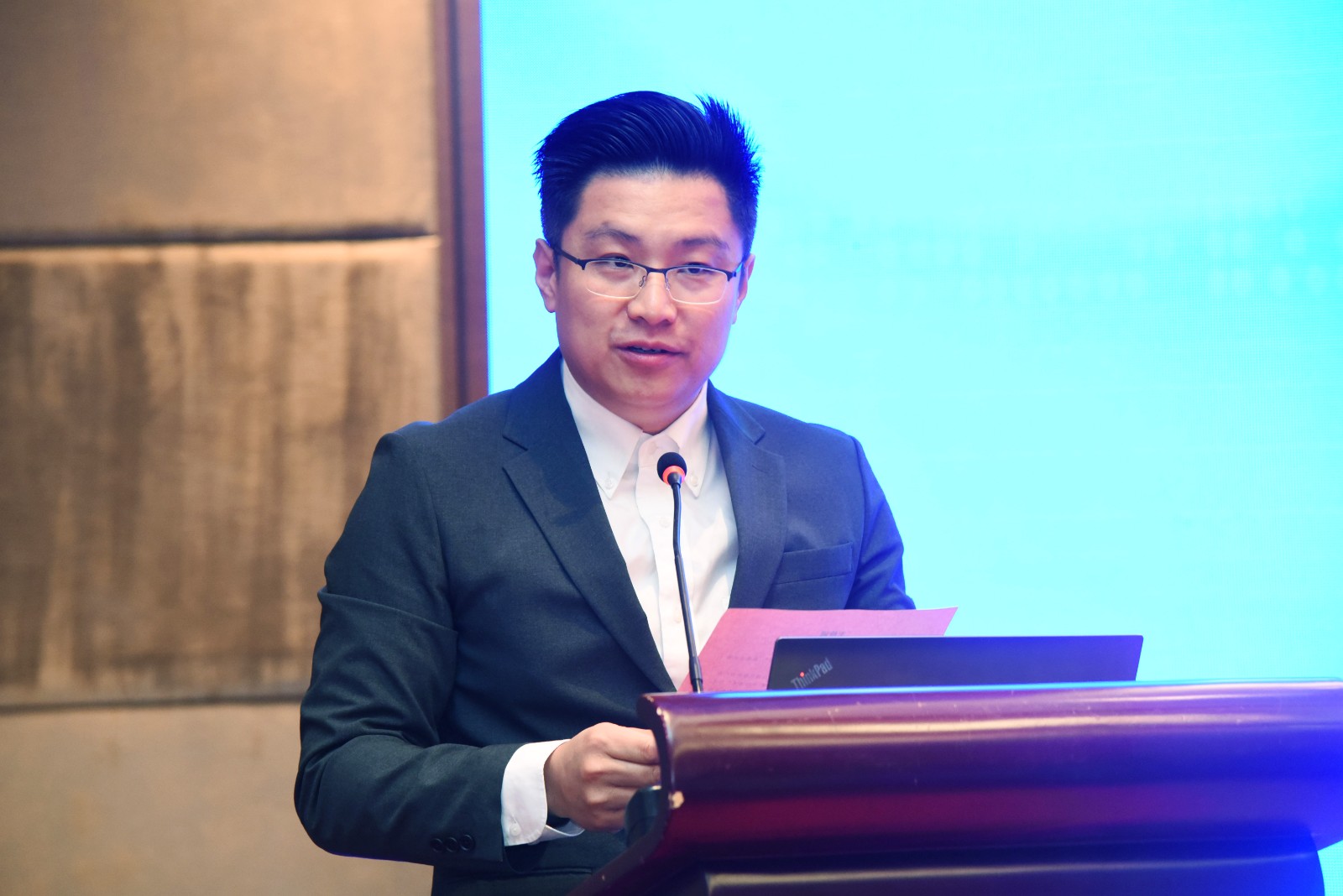 上午主持人王奇.jpg 上午主持人王奇.jpg