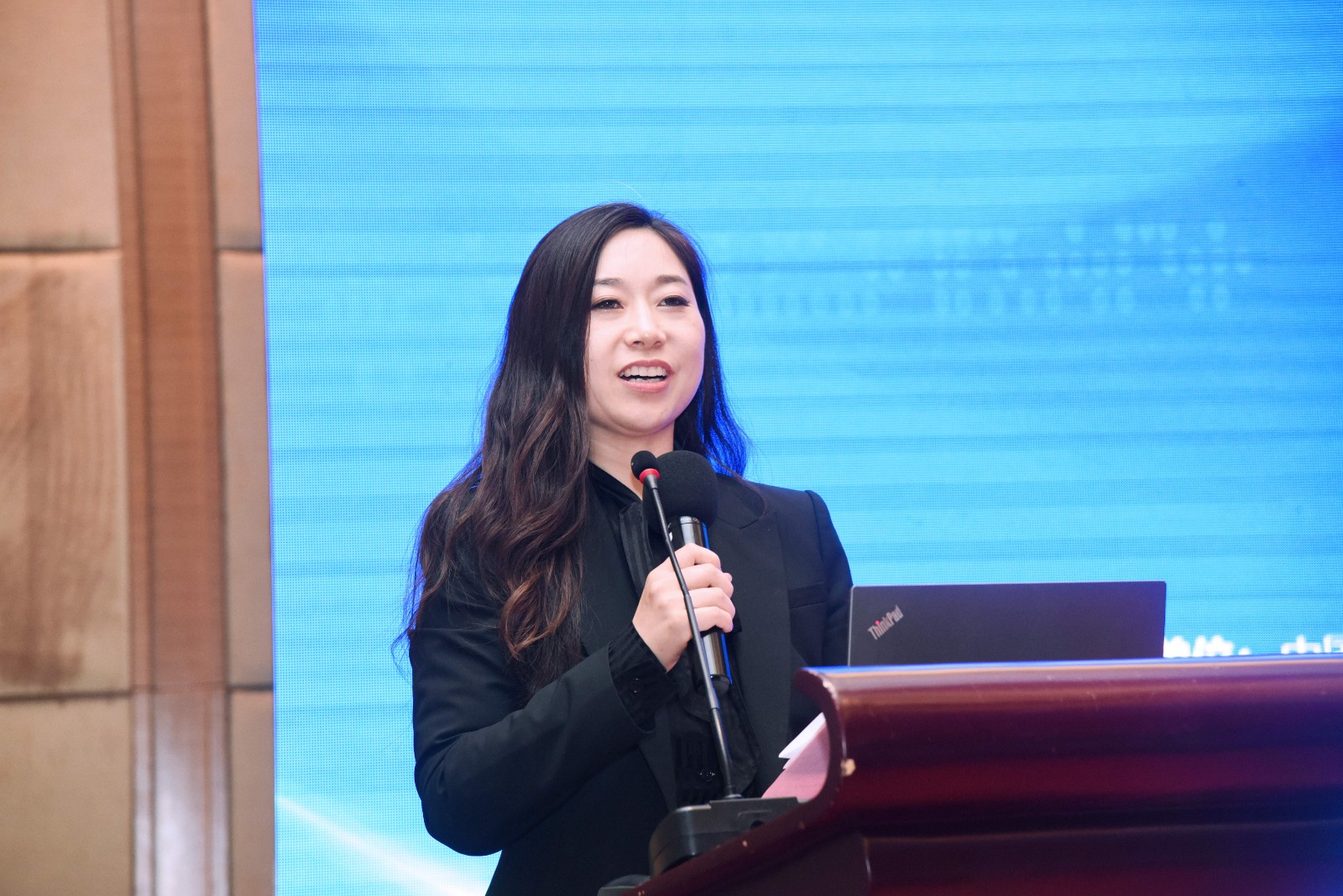 下午主持人李静(1).jpg 下午主持人李静(1).jpg