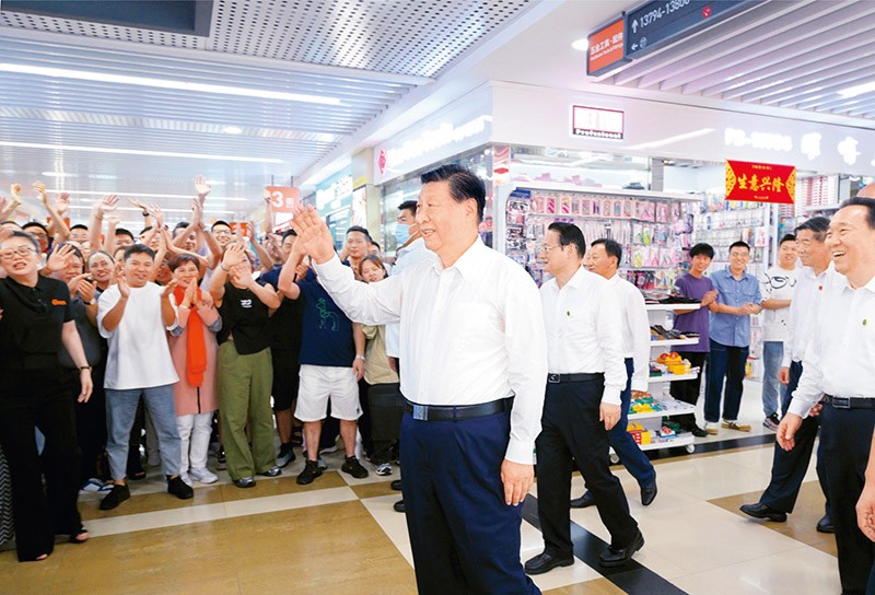 2023年9月20日至21日在浙江考察。这是20日上午，习近平在义乌国际商贸城考察时，同商户亲切交流.jpg